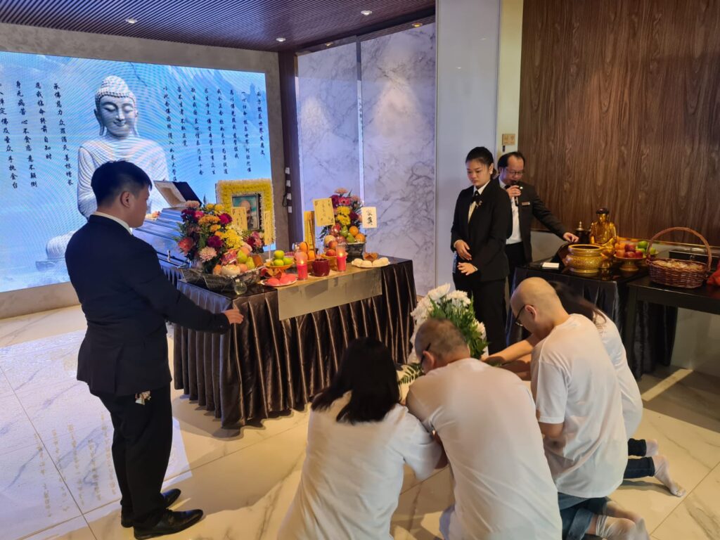 Buddhist praying ritual guided by funeral directors from A.LifeGrad Funeral Services